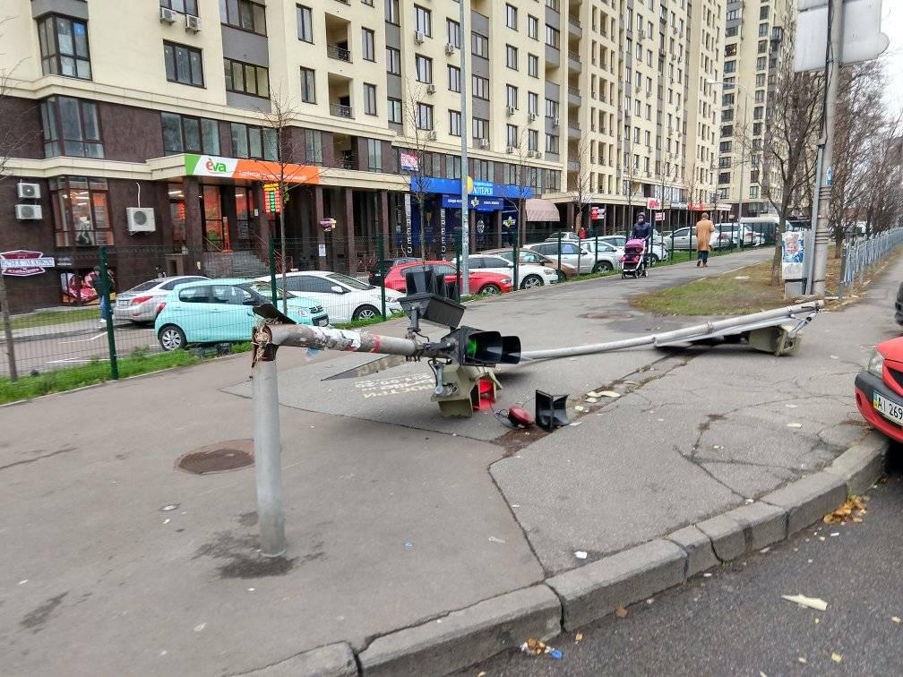 От порыва ветра в Киеве упал светофор
