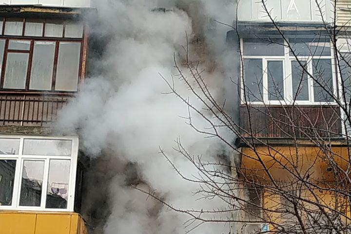 В Киеве пожар, загорелся жилой дом (видео)