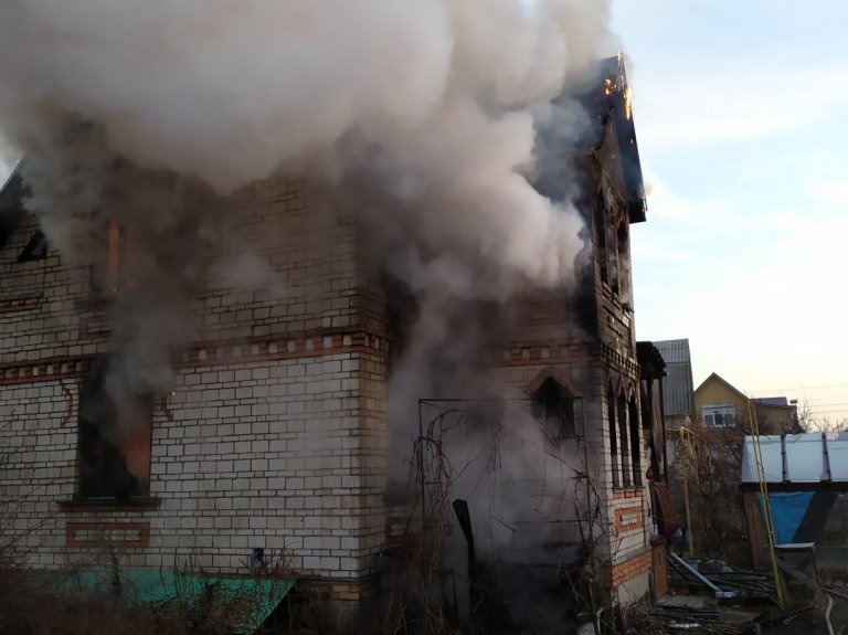 В Вышгороде горят дачи