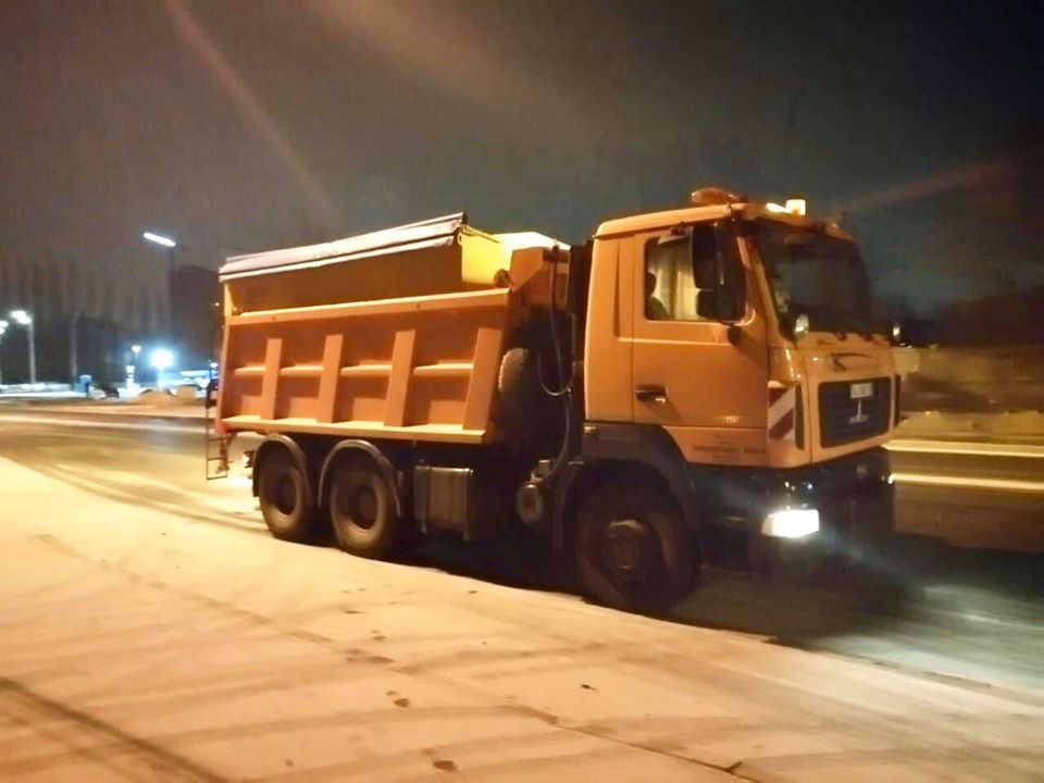 Киевские коммунальщики убирают первый снег
