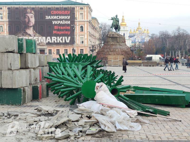 На Софийской площади устанавливают елку