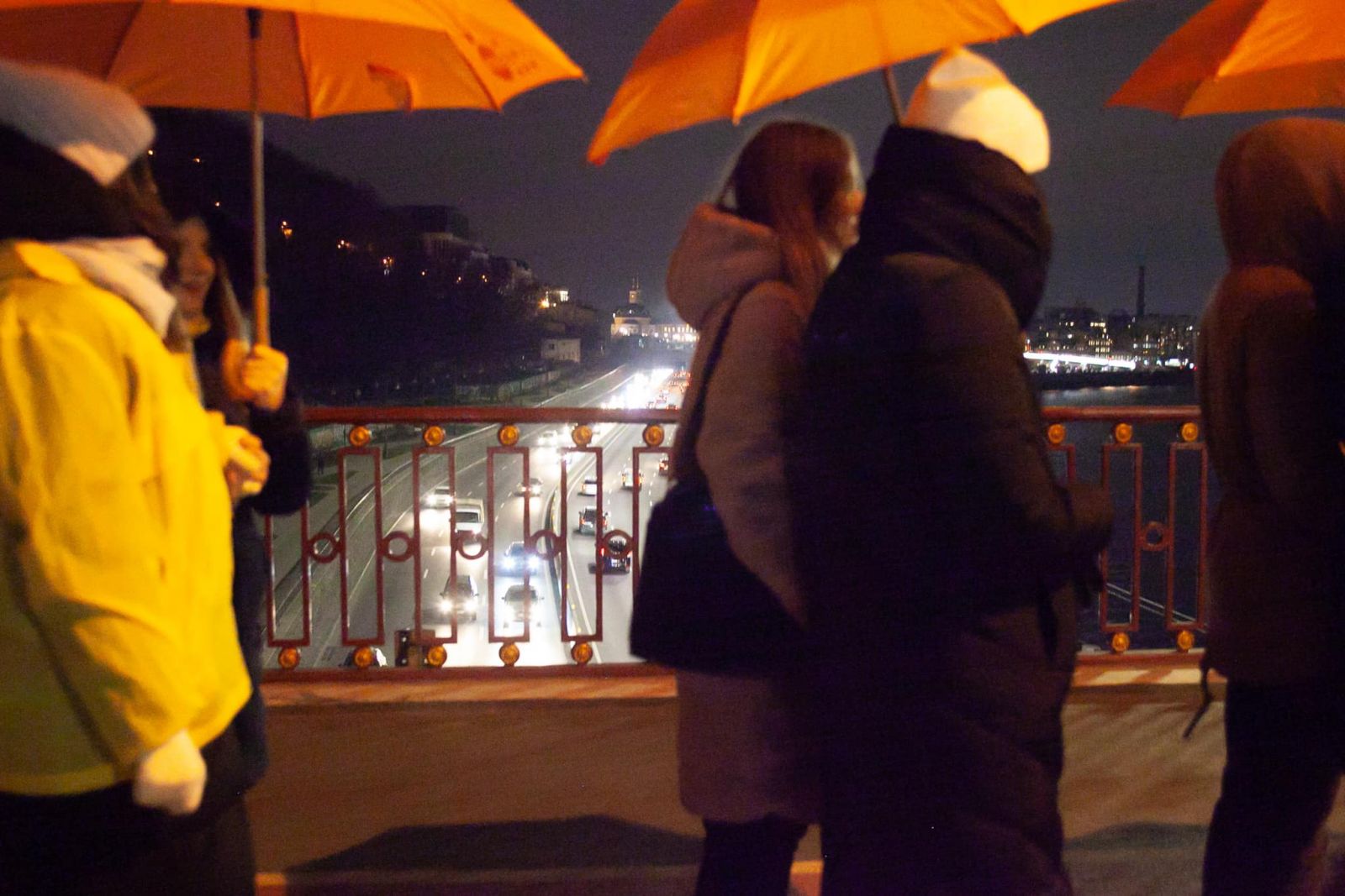 По Киеву гуляли люди под оранжевыми зонтами