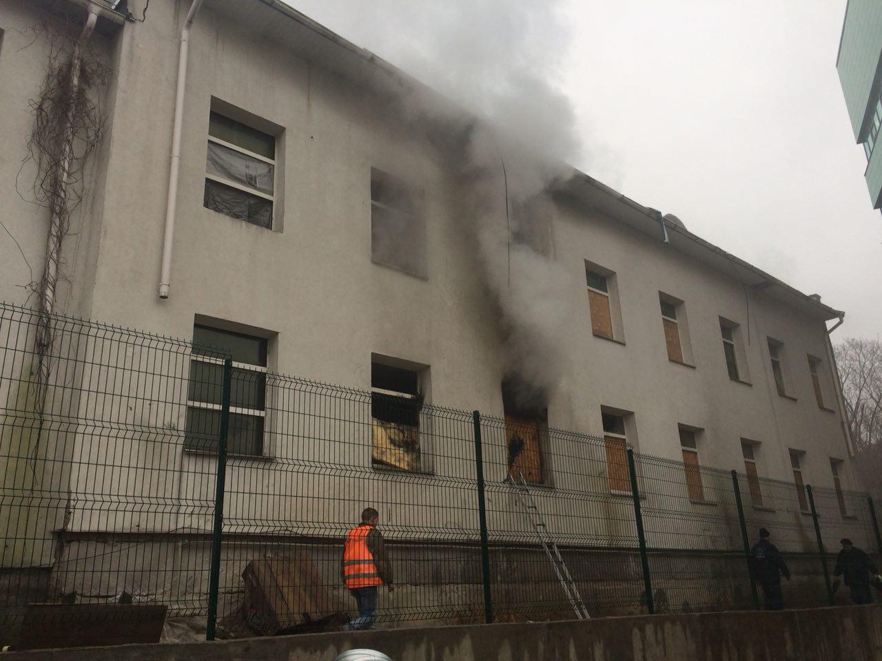 На Шулявке загорелся институт
