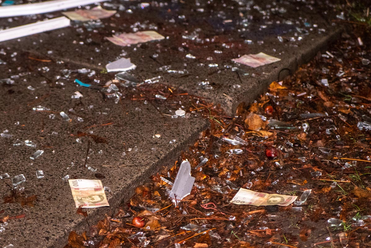 На Русановке – взрыв банкомата, улицу усыпало деньгами