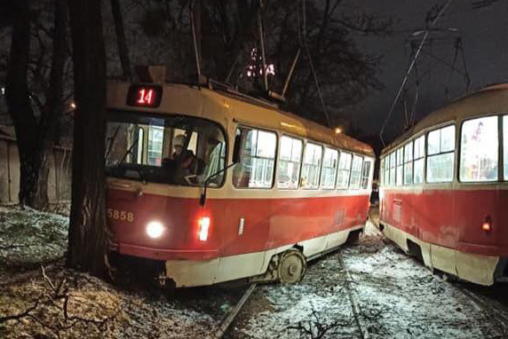 В Киеве трамвай сошел с рельс