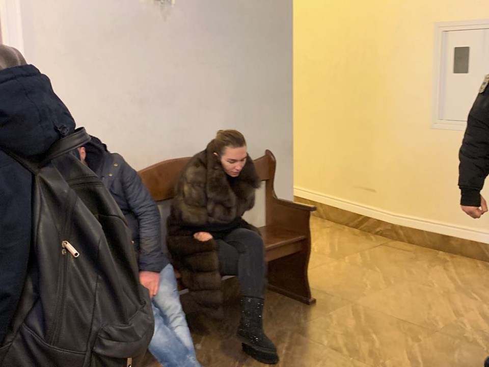 Инна Соболева в суде плачет и целует фото сына