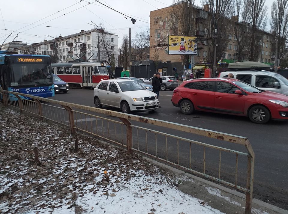 Из-за ДТП на Отрадном остановились троллейбусы