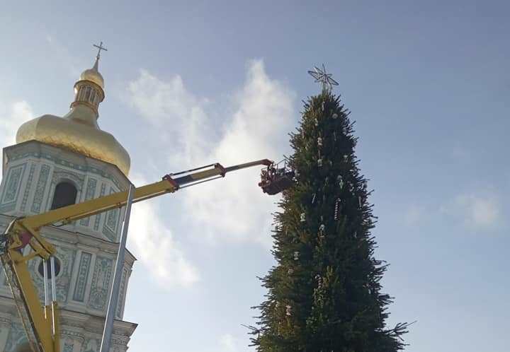 На Софийской площади украшают елку