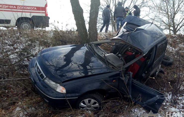 Под Киевом машина вылетела с дороги в дерево