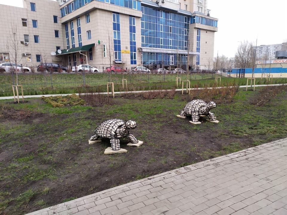 В сквере на Березняках появились необычные черепахи