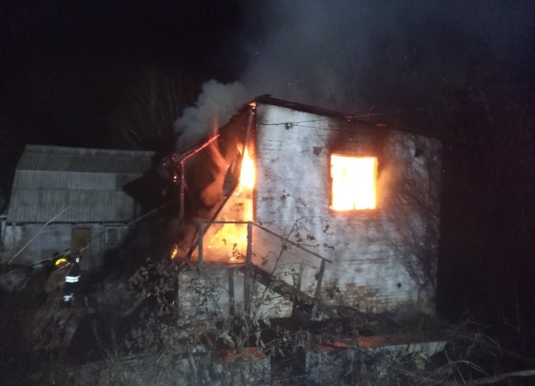 Мужчина сгорел заживо в доме в Василькове