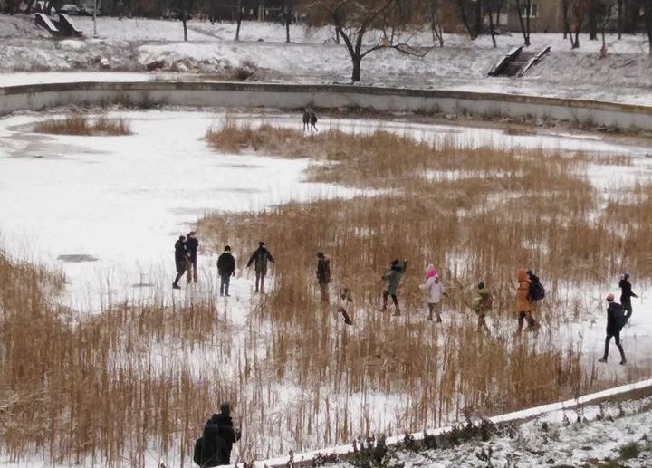 Киевские школьники устроили опасные игры на тонком льду