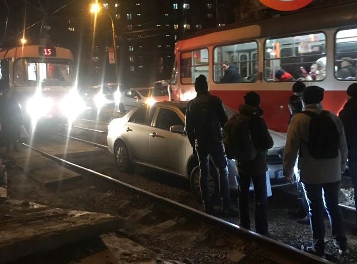 В Киеве автохам застрял на рельсах