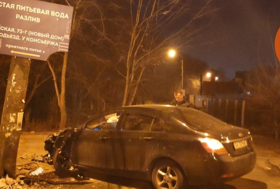 Пьяный водитель разбил машину о столб