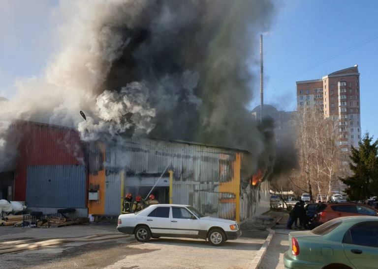 Пожар на столичной фабрике тушат три десятка спасателей