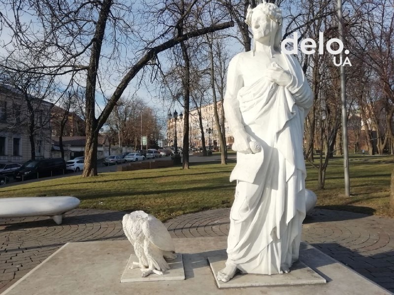 Вандалы разбили памятник в центре Киева