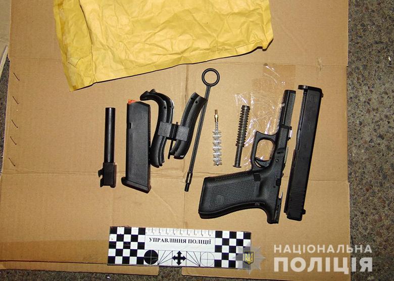 По Киеву разгуливал иностранец с тремя пистолетами