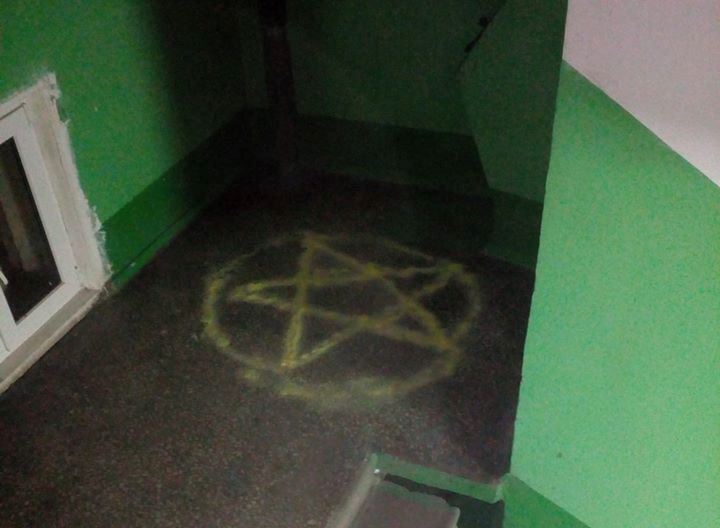 В подъезде Белой Церкви нашли загадочный символ