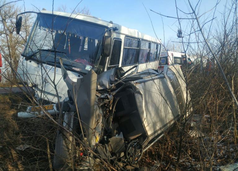 На трассе под Киевом легковушка протаранила автобус с пассажирами