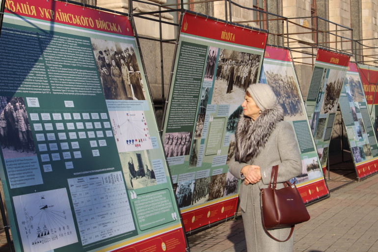 В Киеве открылась историческая уличная выставка