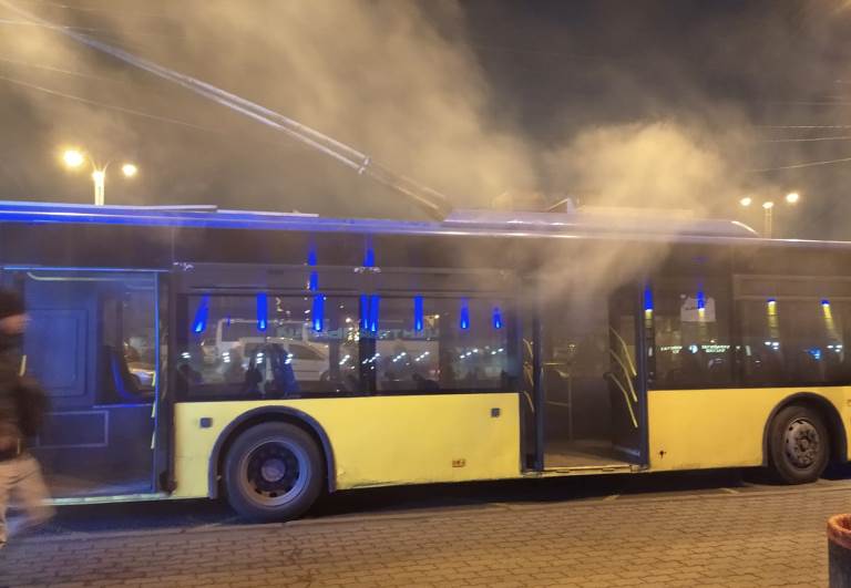 Посреди дороги в Киеве загорелся троллейбус