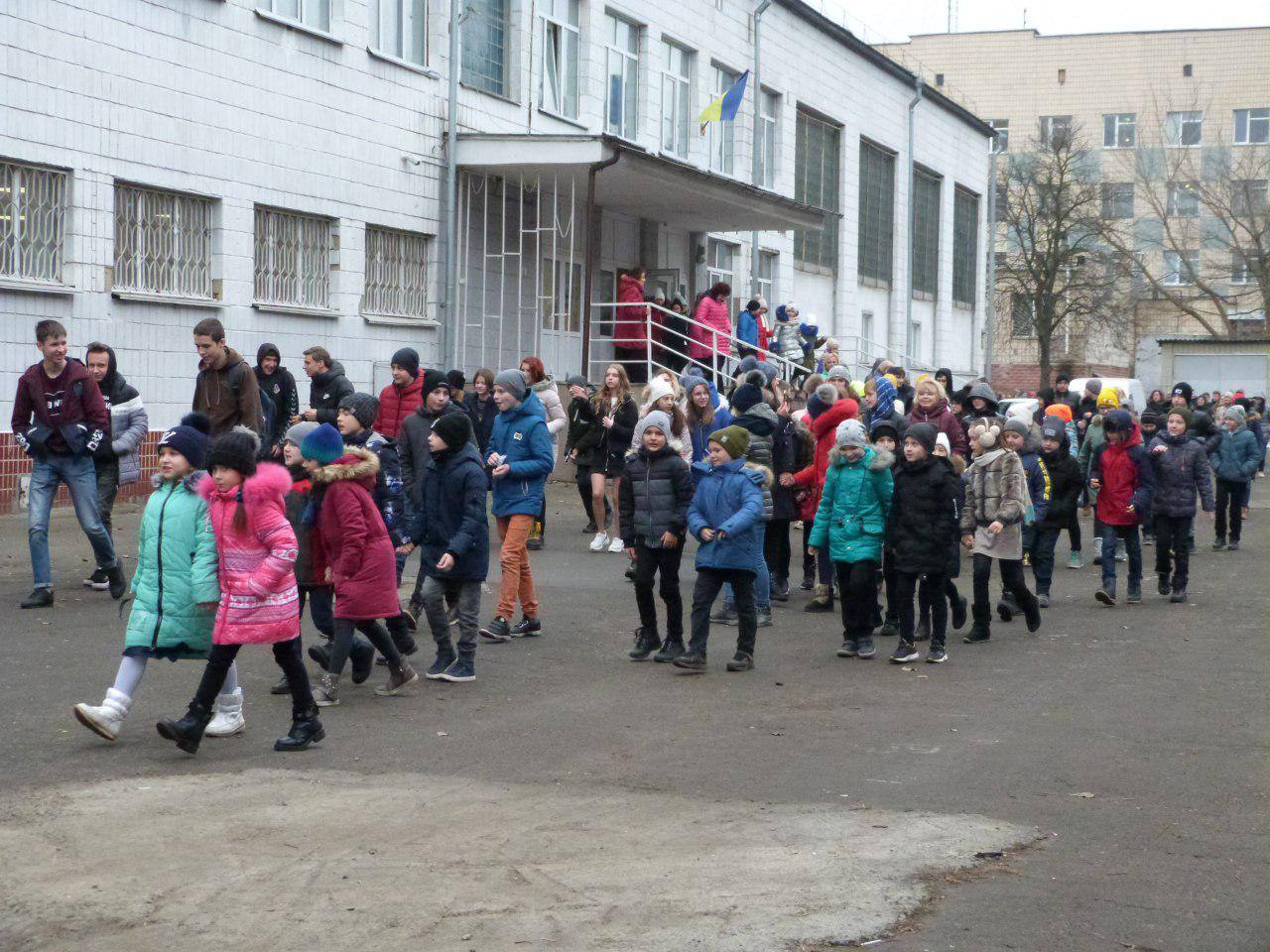 Из школы на Лесном эвакуировали детей