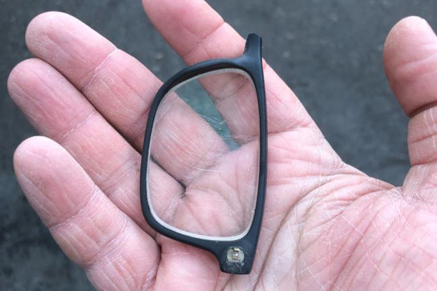 Во время драки с полицией журналисту разбили очки