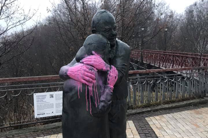 Вандалы осквернили памятник в Киеве