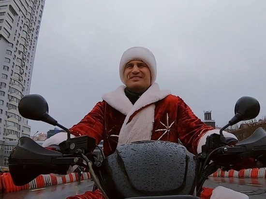 Мэр Кличко проверил Шулявский мост в костюме Деда Мороза