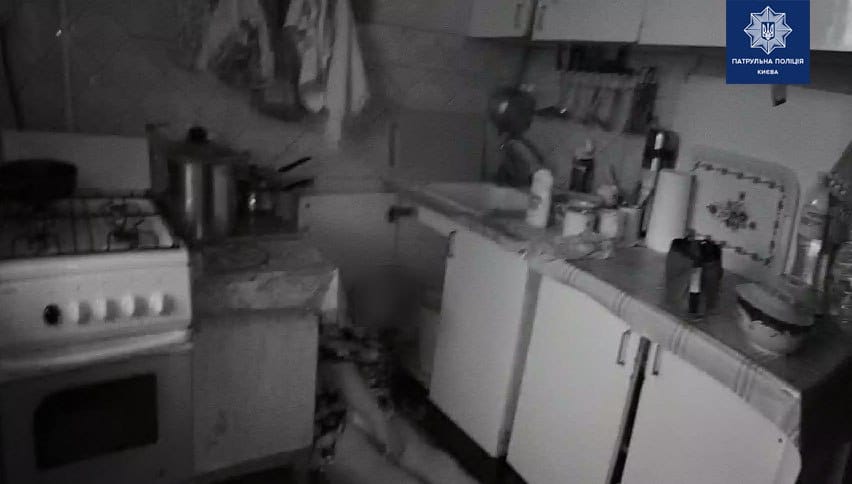 В запертой квартире в Киеве нашли женщину без сознания