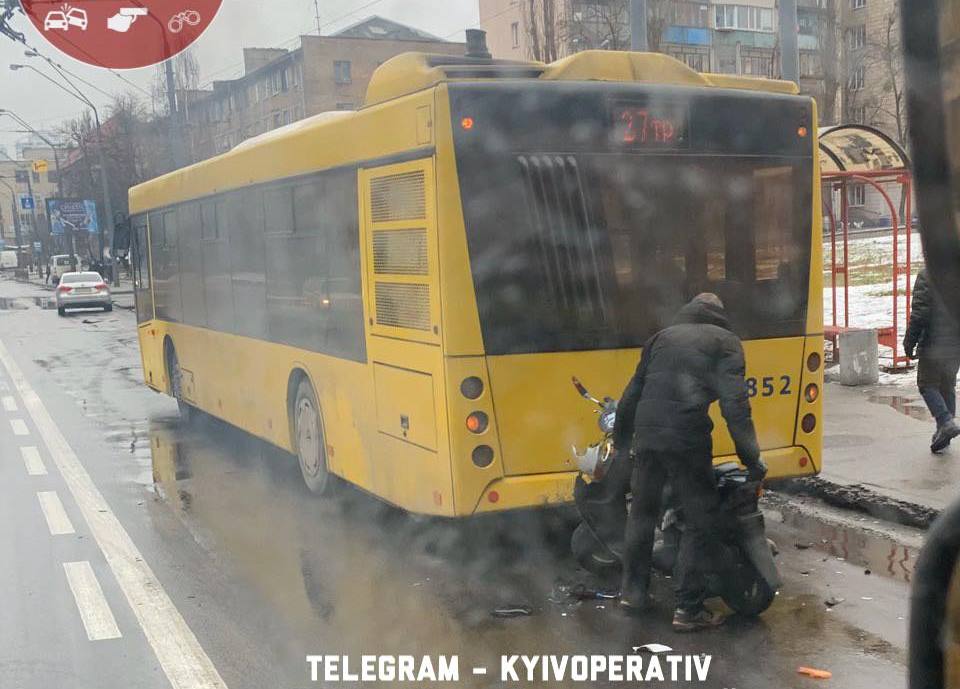 В Киеве байкер протаранил автобус