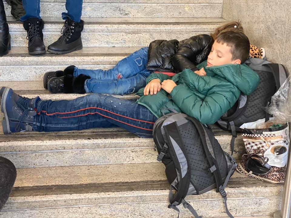 Киевский авиарейс задержан в Неаполе. Люди спят на лавочках (фото)