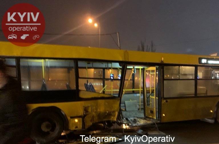 В Киеве Lexus влетел в автобус