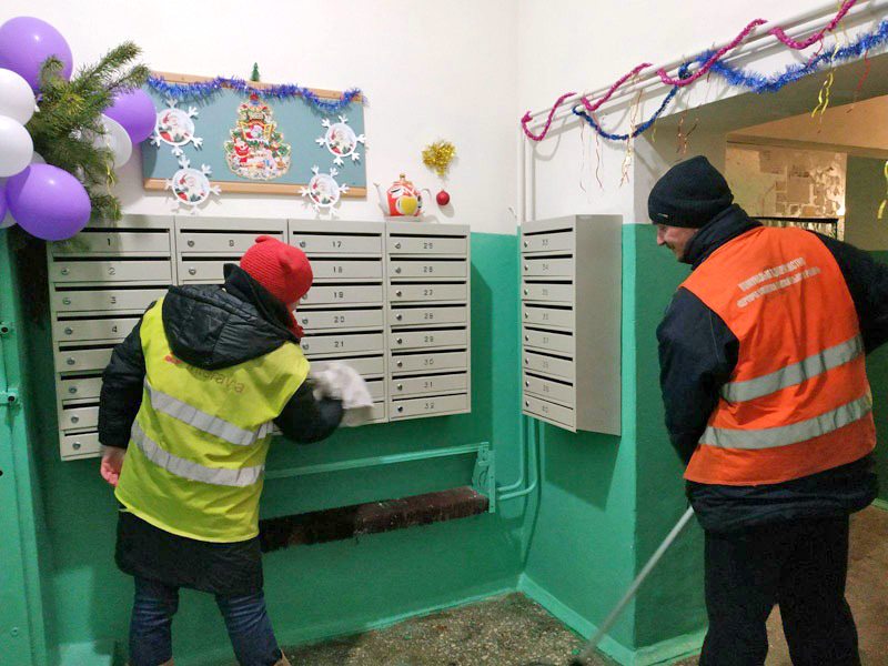 В Киеве коммунальщики начали убирать подъезды