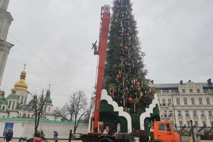В центре Киева демонтируют елку