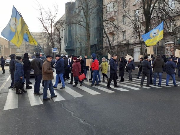 В центре Киева второй день митингуют люди