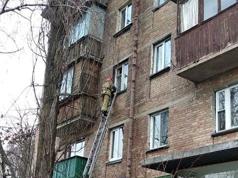 Спасателям пришлось лезть в окно к умершей женщине