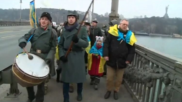 Сотни киевлян собрались на мосту Патона (видео)