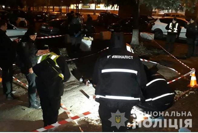 У дома на Борщаговке зарезали мужчину