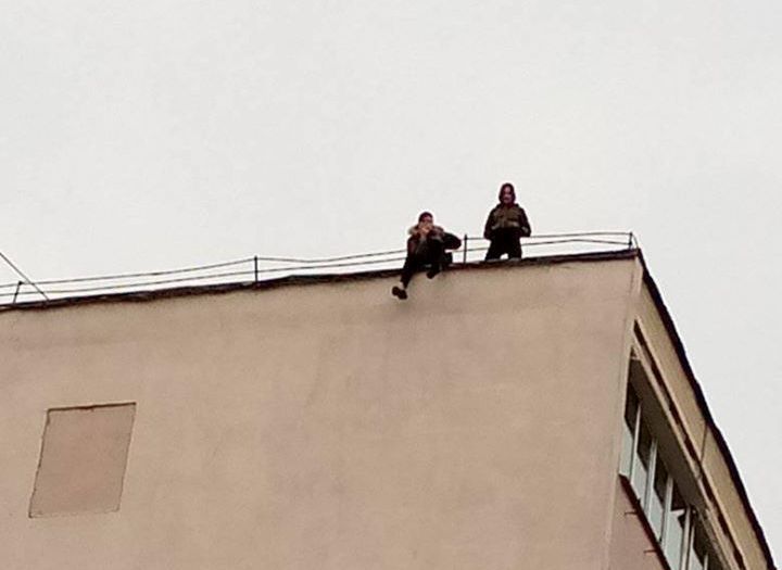На Виноградаре дети гуляют по крышам