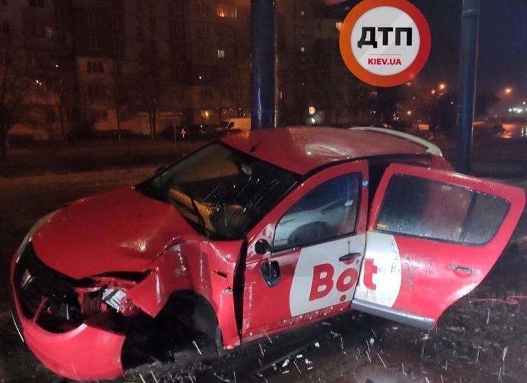 В Киеве такси с пассажиром попало в ДТП