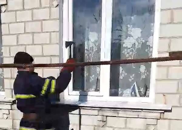 Спасателям пришлось разбить окно из-за ребенка