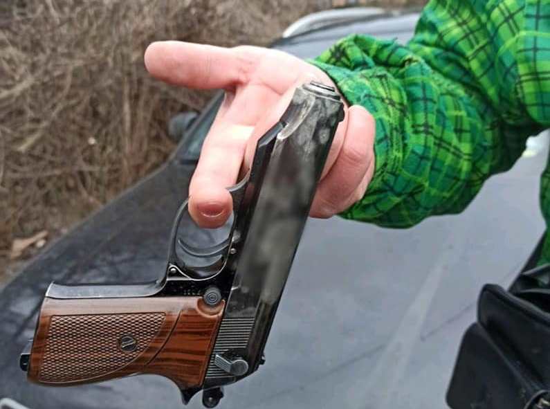 По Ирпеню разъезжал вооруженный мужчина