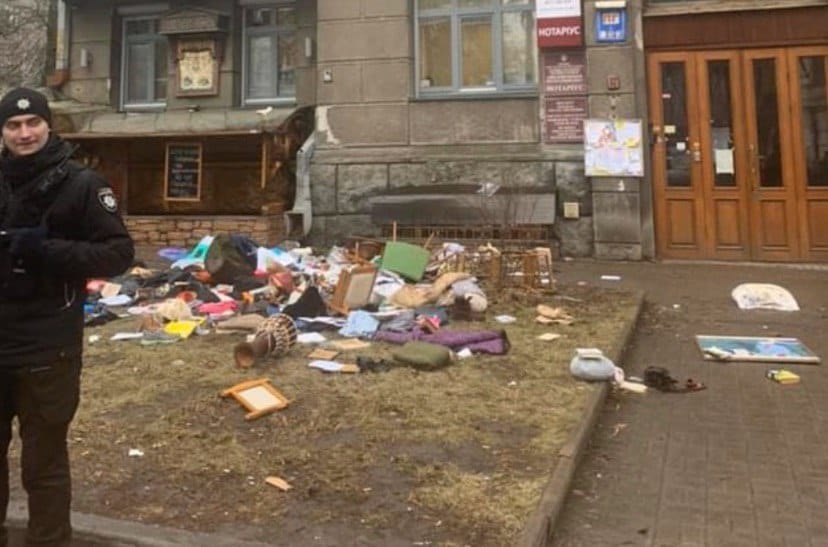 В центре Киева девушка выбросила вещи бывшего из окна