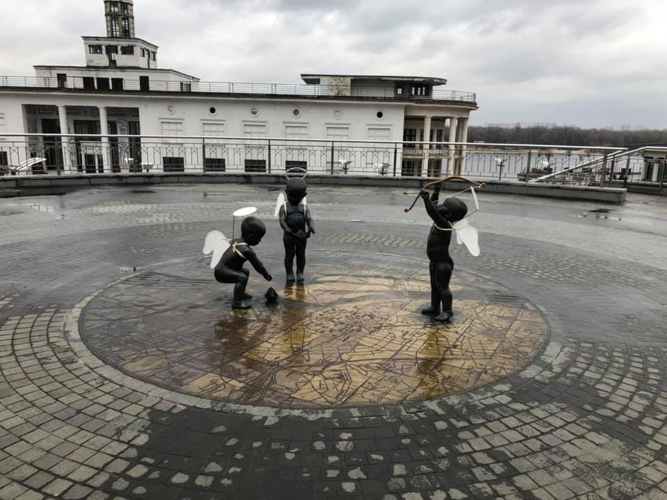 На Подоле переодели памятник основателям Киева