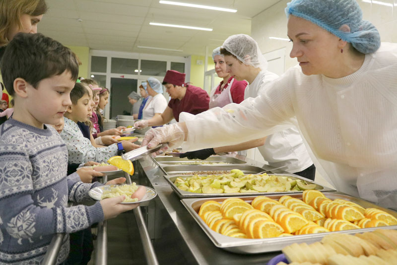 Киевских школьников кормят по-новому