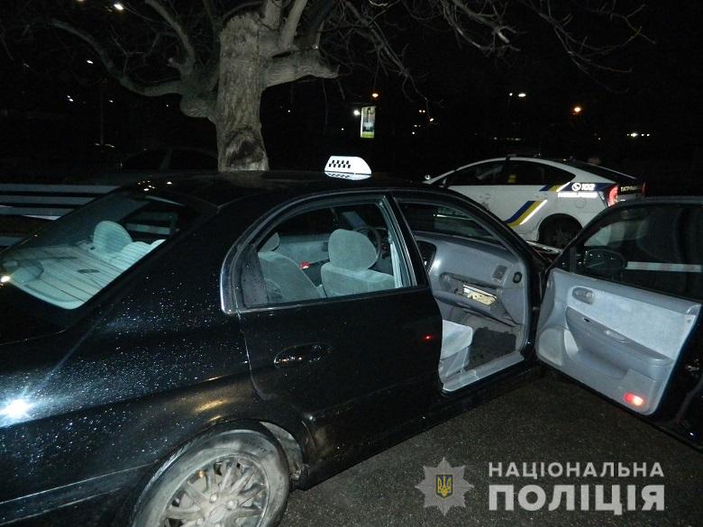 В Киеве таксиста вышвырнули из собственной машины