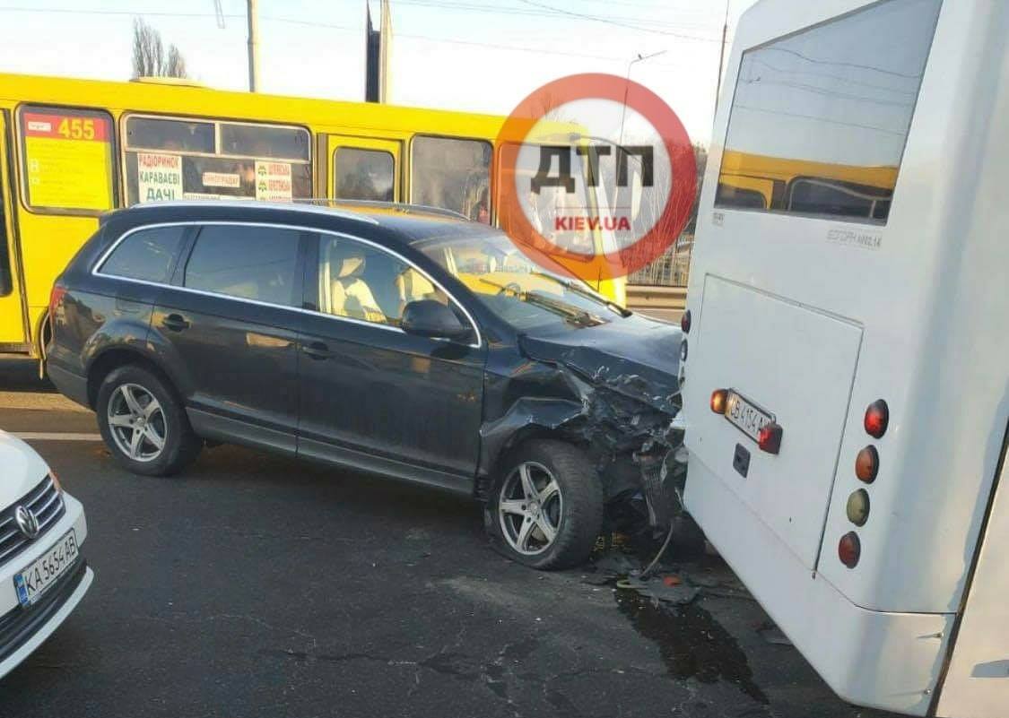 В Киеве Audi протаранила маршрутку