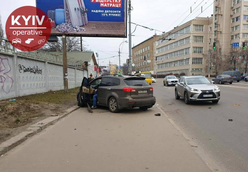 В Киеве – ДТП, водитель вылетел на тротуар