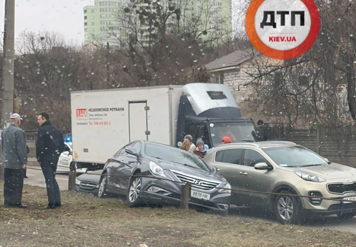 В Киеве неуправляемый грузовик протаранил машины